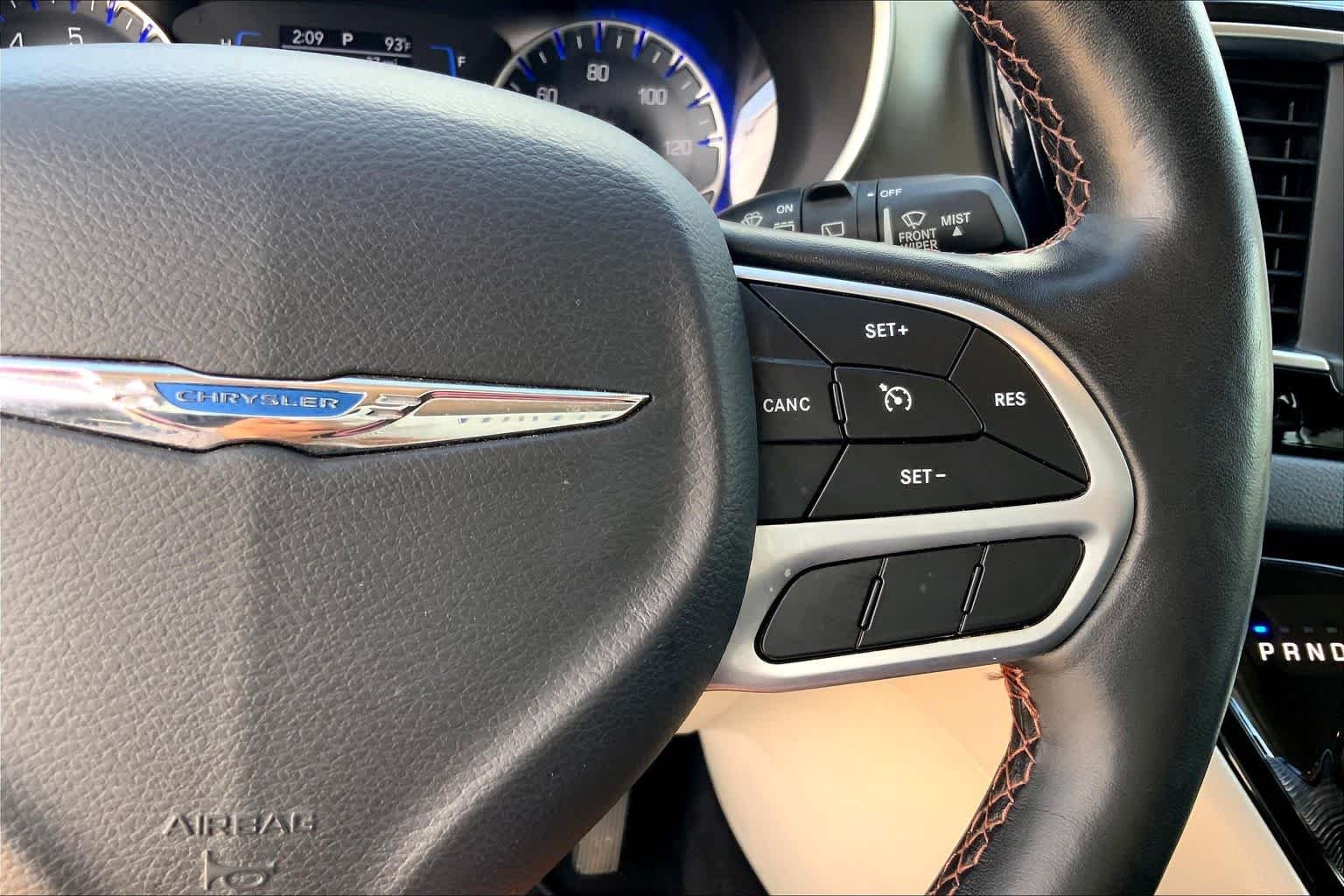 Used 2020 Brilliant Black Crystal Pearlcoat Chrysler Touring L image 23