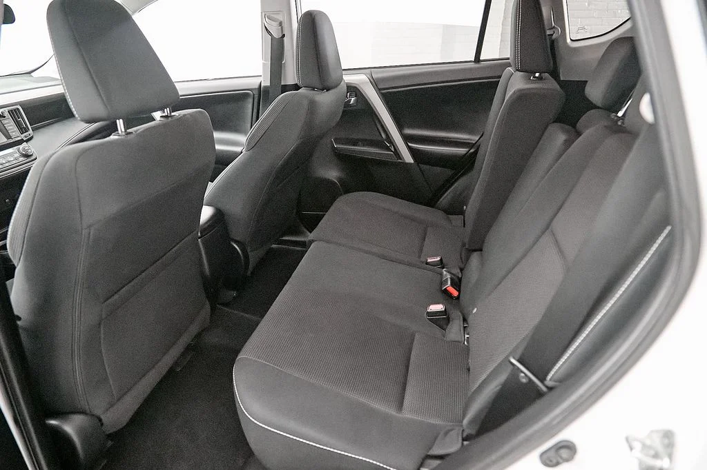 Used 2018 White Toyota XLE image 20