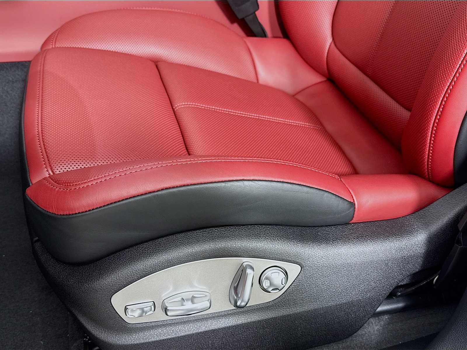 2026 Porsche Macan T - Photo 13