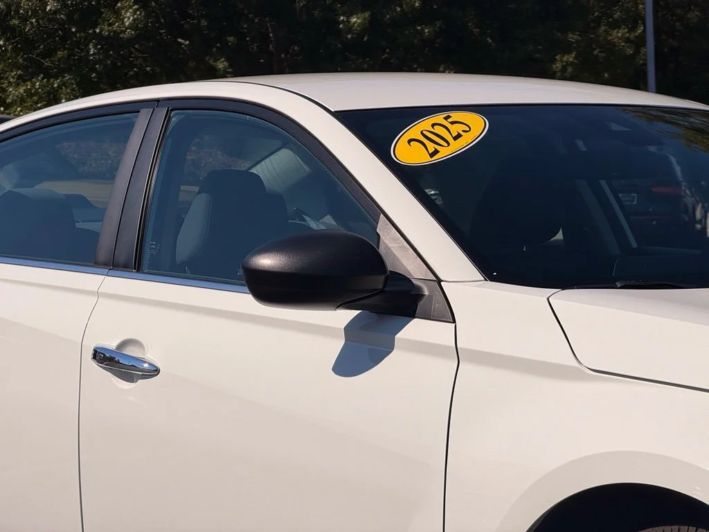Used 2025 White Nissan 2.5 SV image 7
