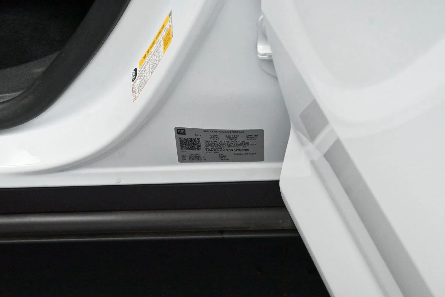 Used 2024 Summit White GMC FWD Elevation image 41
