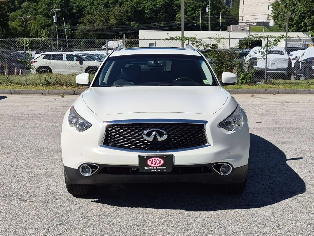 Used 2017 White INFINITI Base image 11