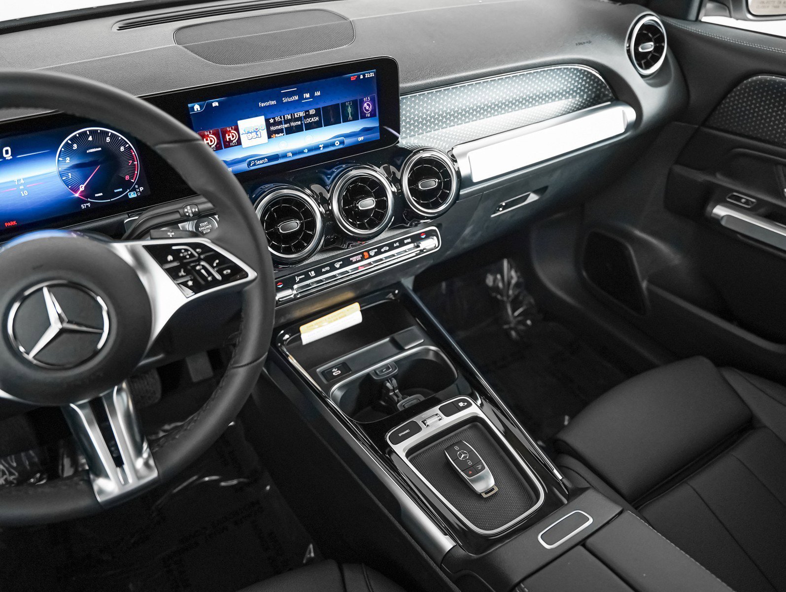 New 2026 Polar White Mercedes-Benz GLB 250 image 17