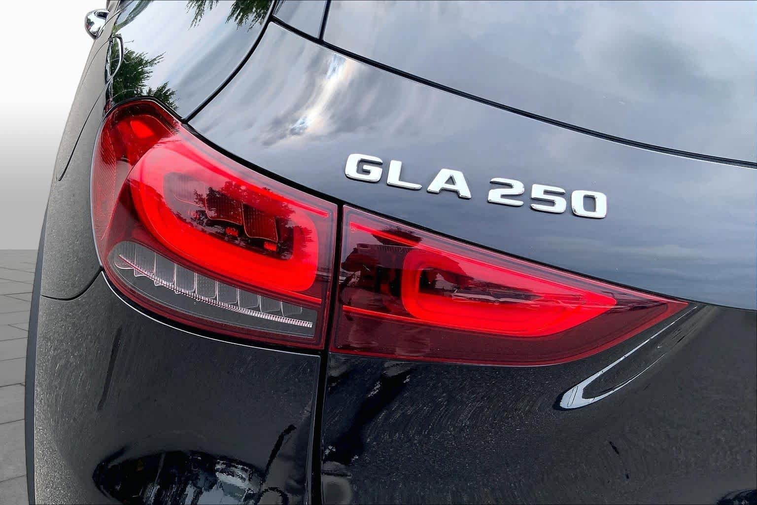 Used 2023 Night Black Mercedes-Benz GLA 250 image 27