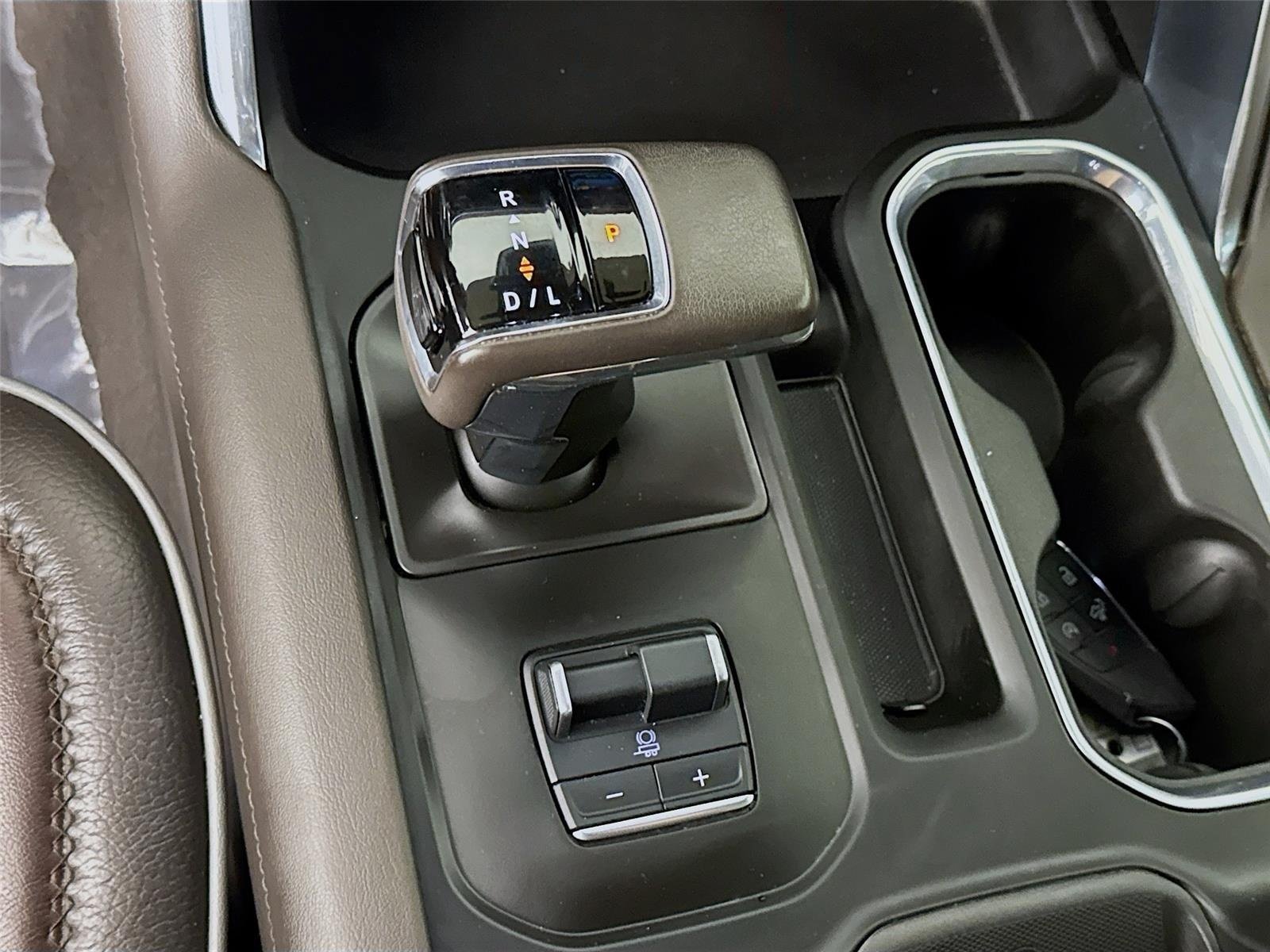 Used 2022 White Frost Tricoat GMC Denali image 17
