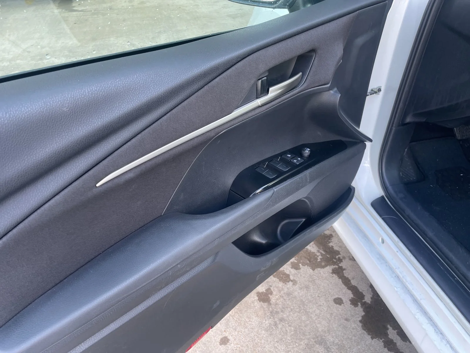 Used 2025 White Toyota LE image 18