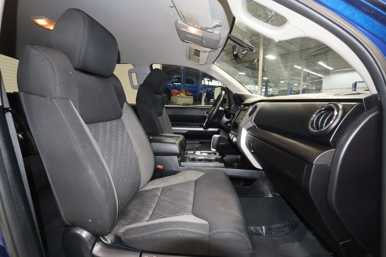 Used 2015 Blue Toyota SR5 image 18