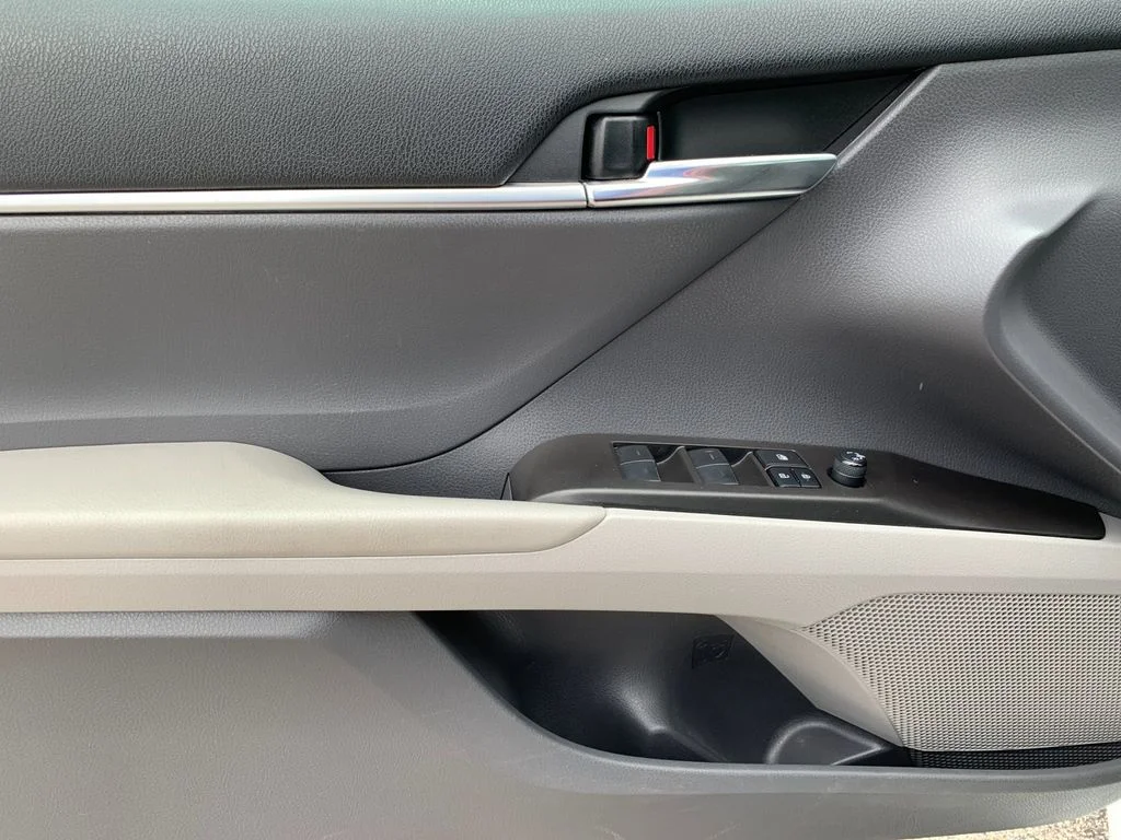 Used 2022 White Toyota LE image 12