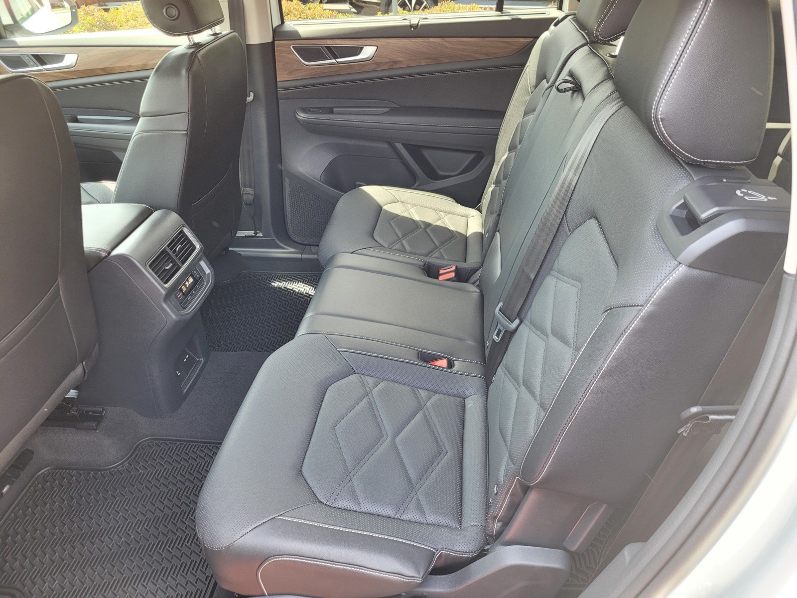 New 2024 White Volkswagen 2.0T SE w/Technology image 7