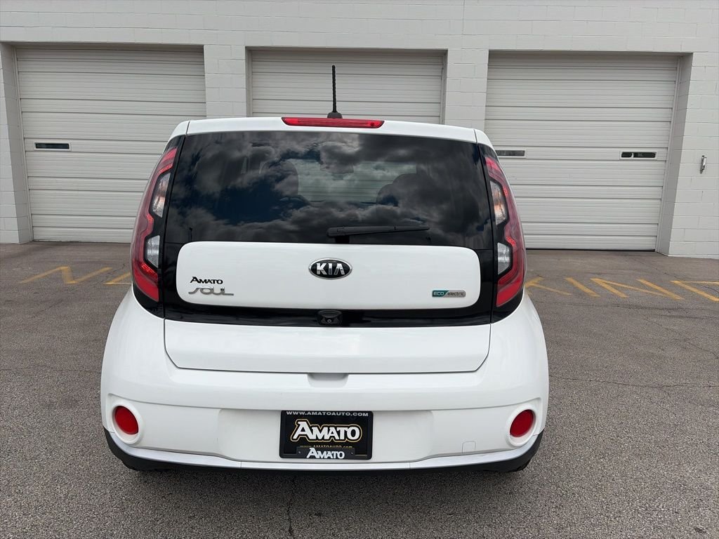 Used 2017 White Kia Base image 4