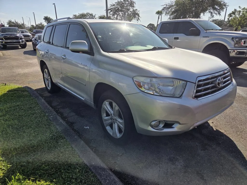 Used 2009 Classic Silver Metallic Toyota Limited image 2