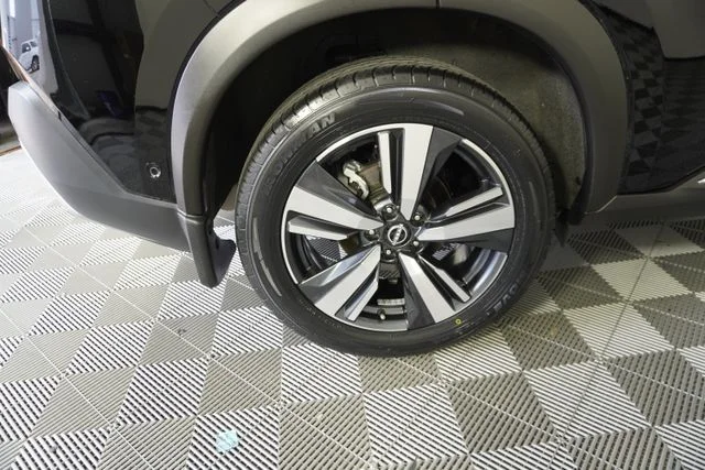 Used 2023 Black Nissan Platinum image 14