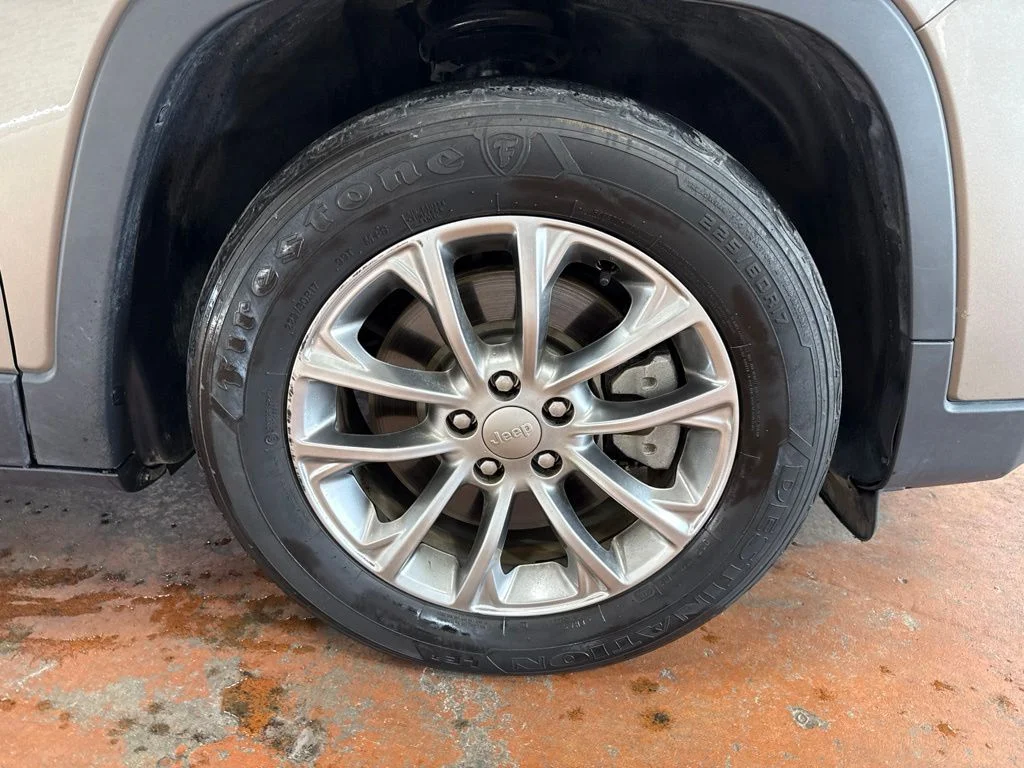 Used 2019 Light Brownstone Pearlcoat Jeep Latitude Plus image 10