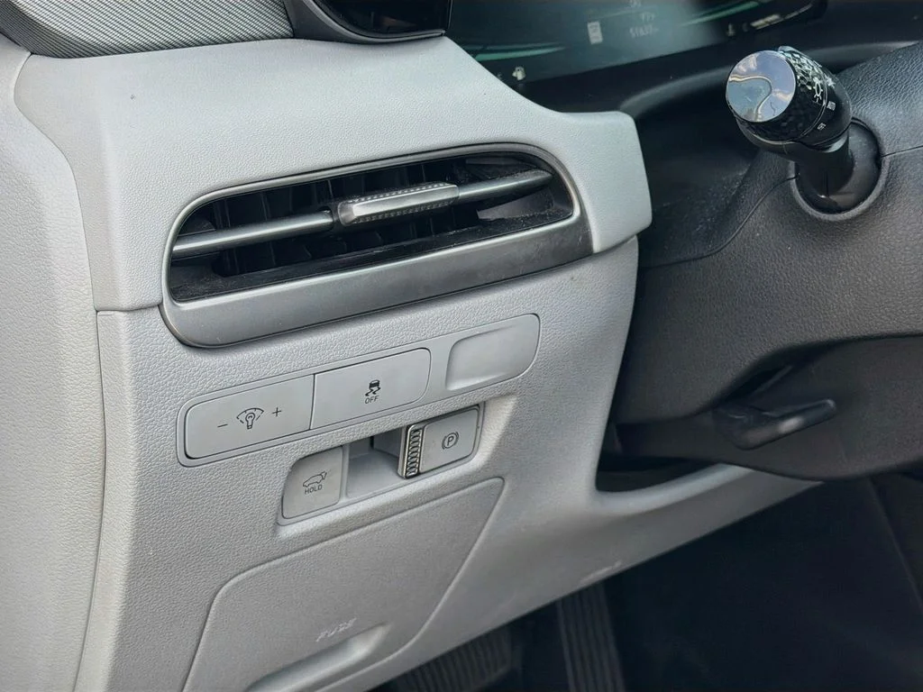 Used 2025 White Hyundai SEL image 10