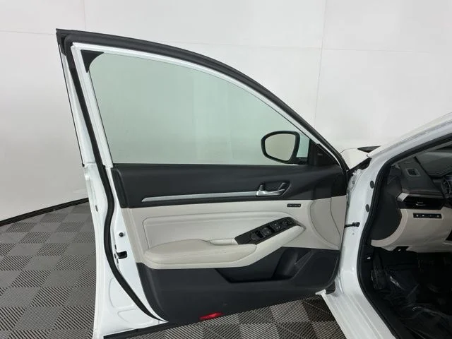 Used 2021  Nissan 2.5 Platinum image 13