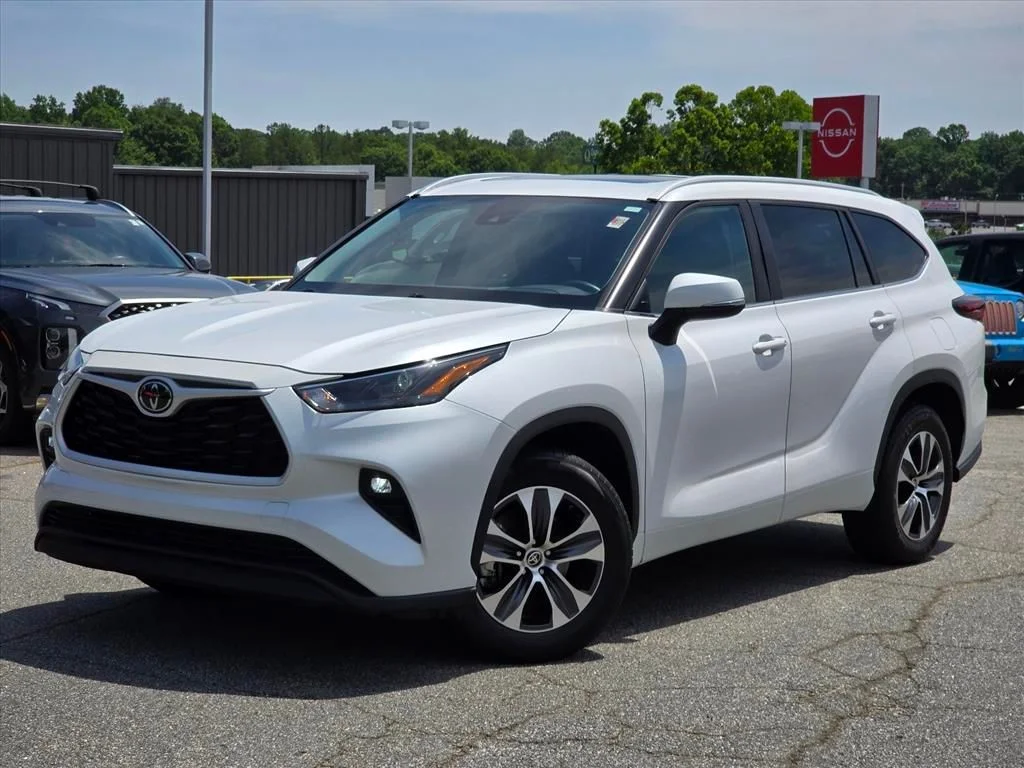 Used 2024 Beige Toyota XLE image 2