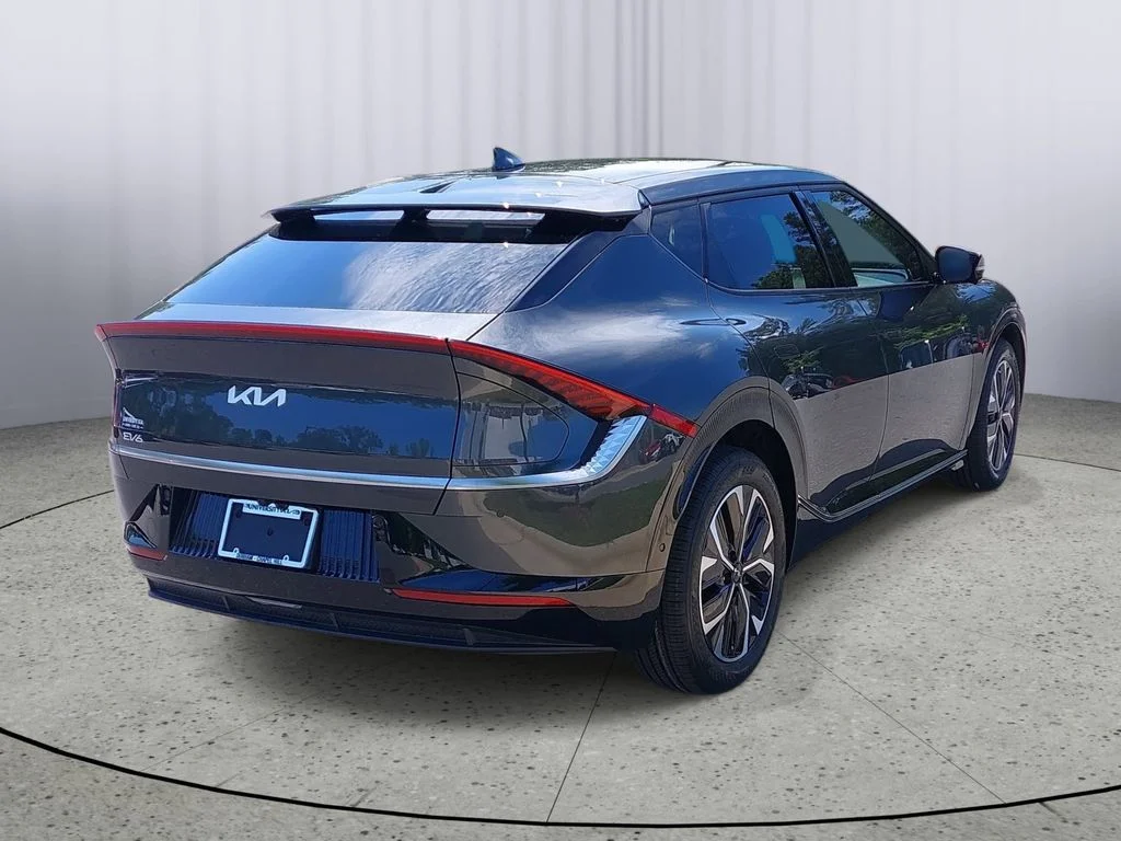 Used 2023 Gray Kia Wind image 3