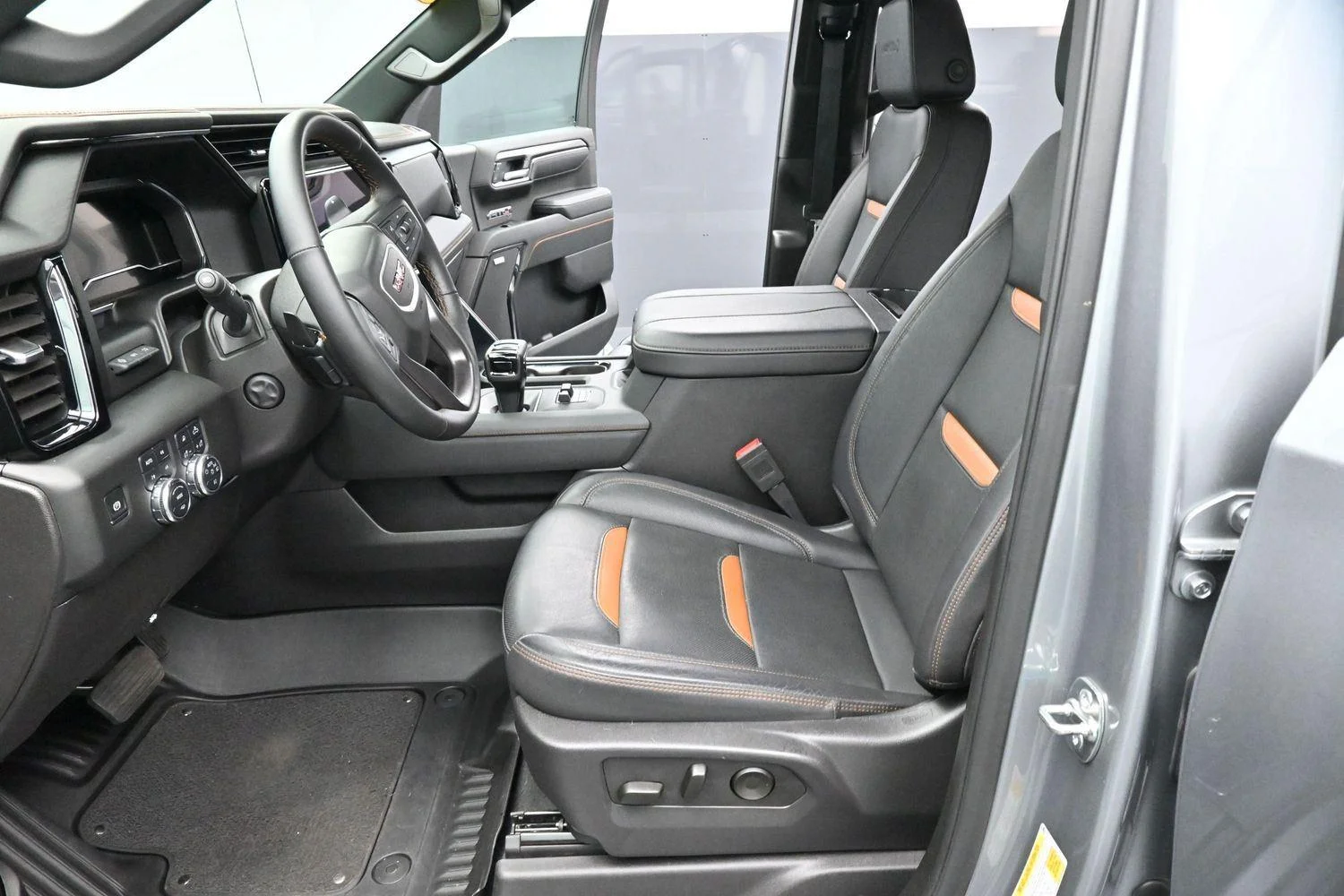Used 2025 Sterling Metallic GMC AT4 image 13