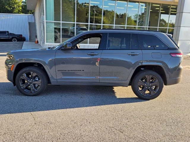 New 2027 Sting-Gray Clear-Coat Paint Jeep Limited Reserve image 10