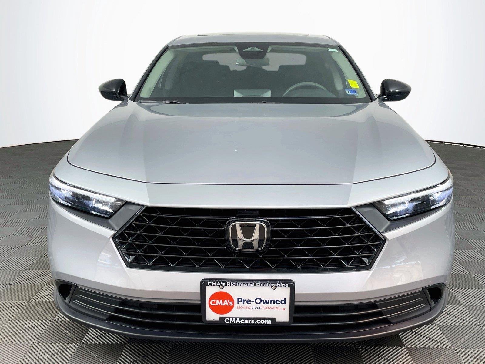 Used 2025 Solar Silver Metallic Honda SE image 2