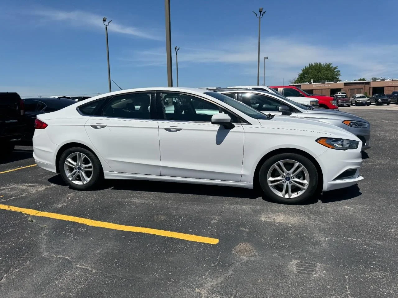 Used 2018 Oxford White Ford SE FWD image 3