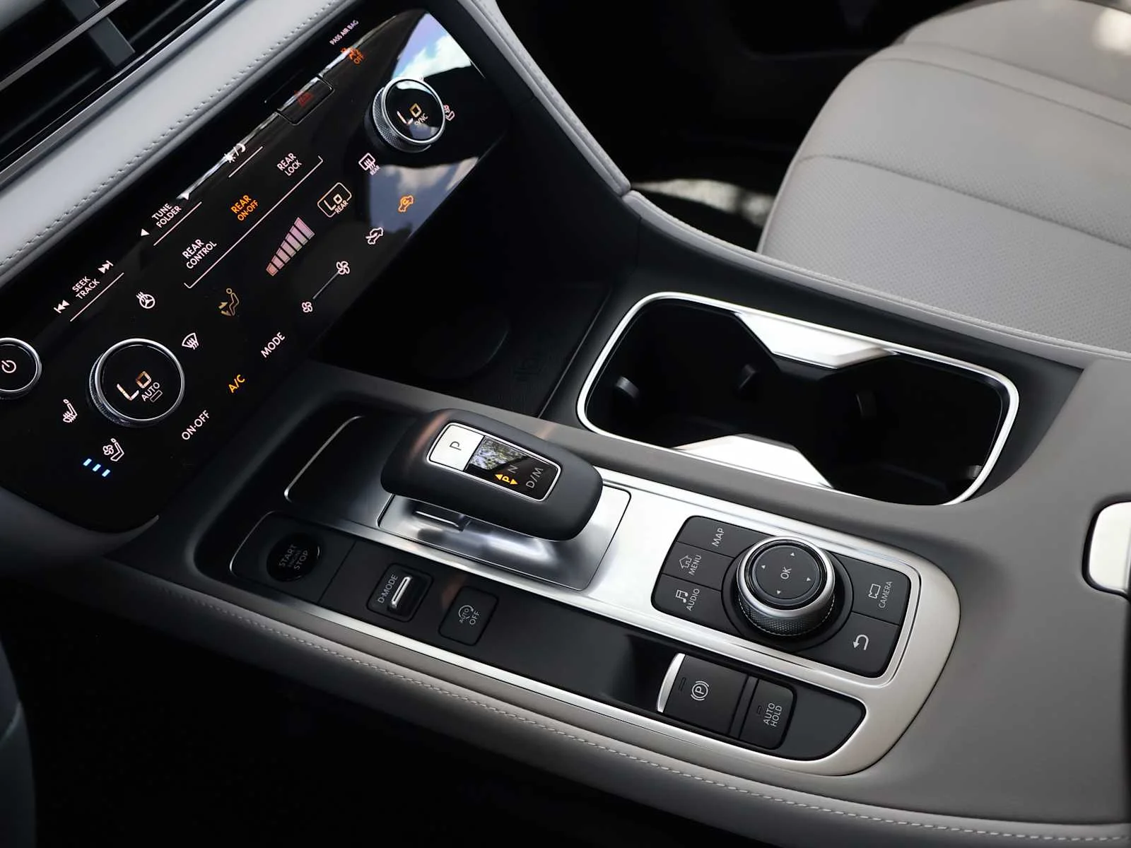 New 2027 RADIANT WHITE INFINITI Luxe FWD image 14