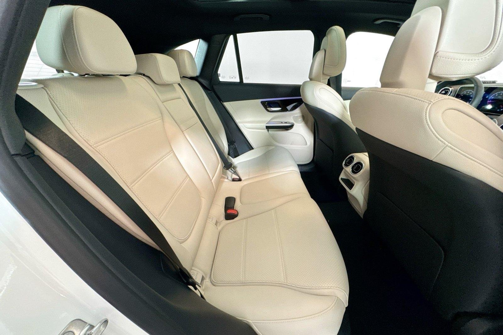New 2026 Polar White Mercedes-Benz GLC 300 image 25