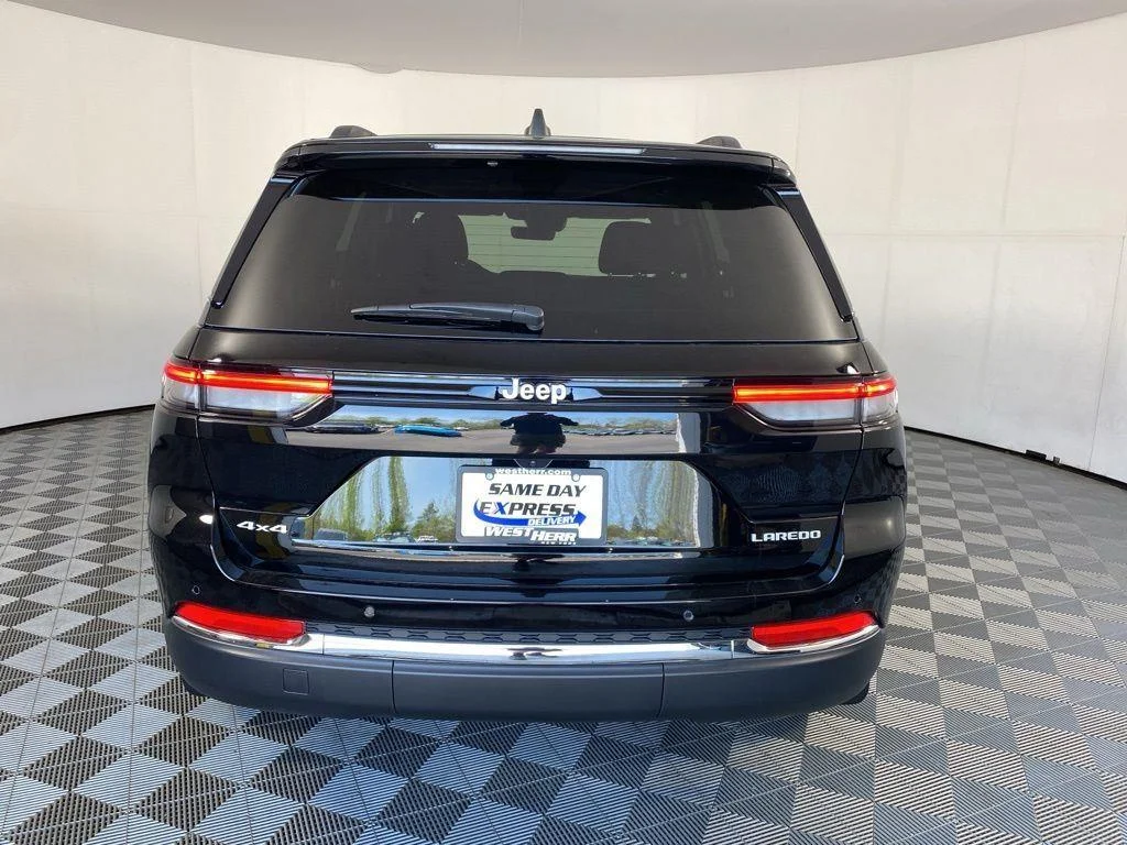 Used 2025 Diamond Black Crystal Pearlcoa Jeep Laredo X image 7