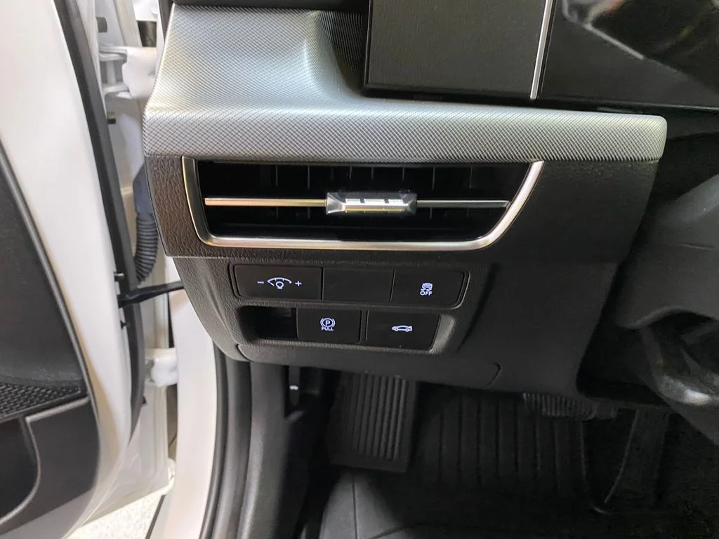 Used 2026 White Hyundai SEL Sport image 32
