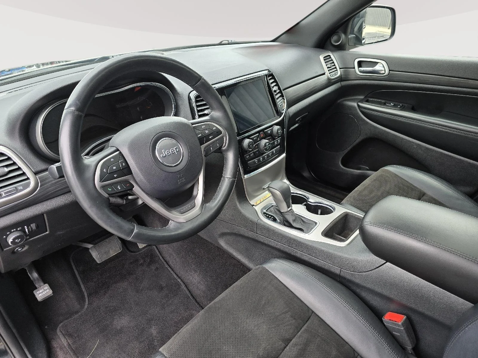 Certified Used 2019 Diamond Black Crystal Pearlcoat Jeep Altitude image 15
