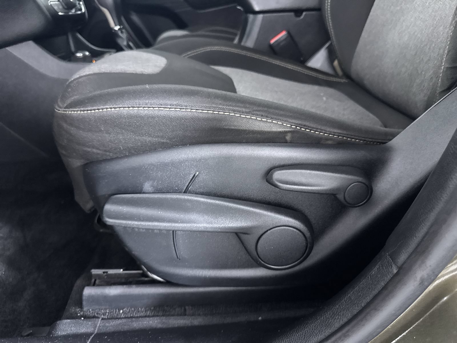 Used 2014 Eco Green Pearlcoat Jeep Latitude image 19