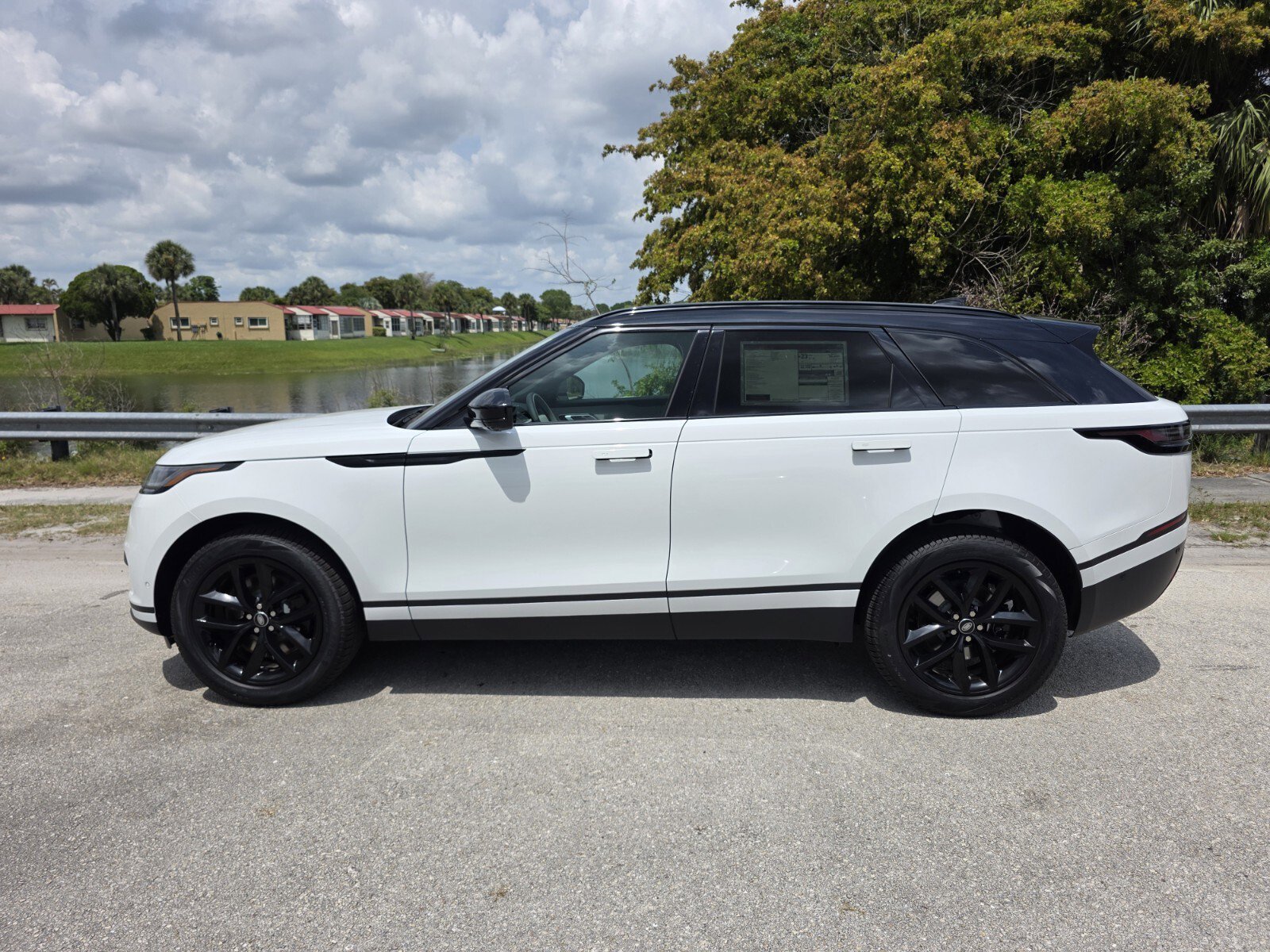 Used 2026 Fuji White Land Rover P250 S image 7