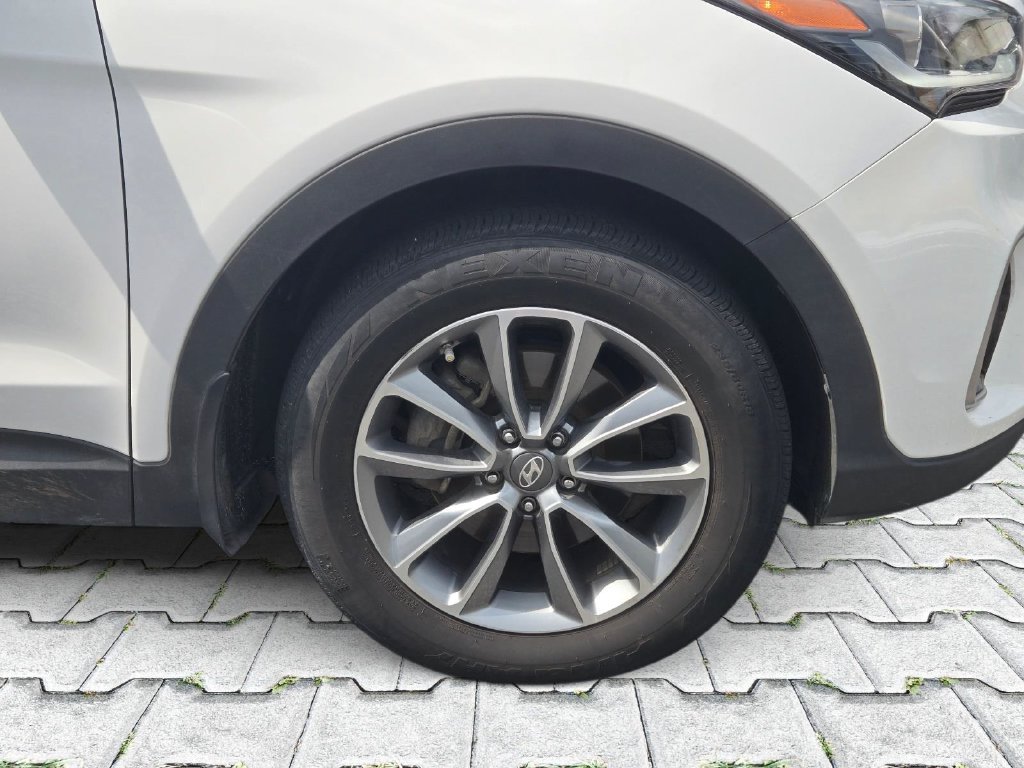 Used 2017 White Hyundai SE image 3