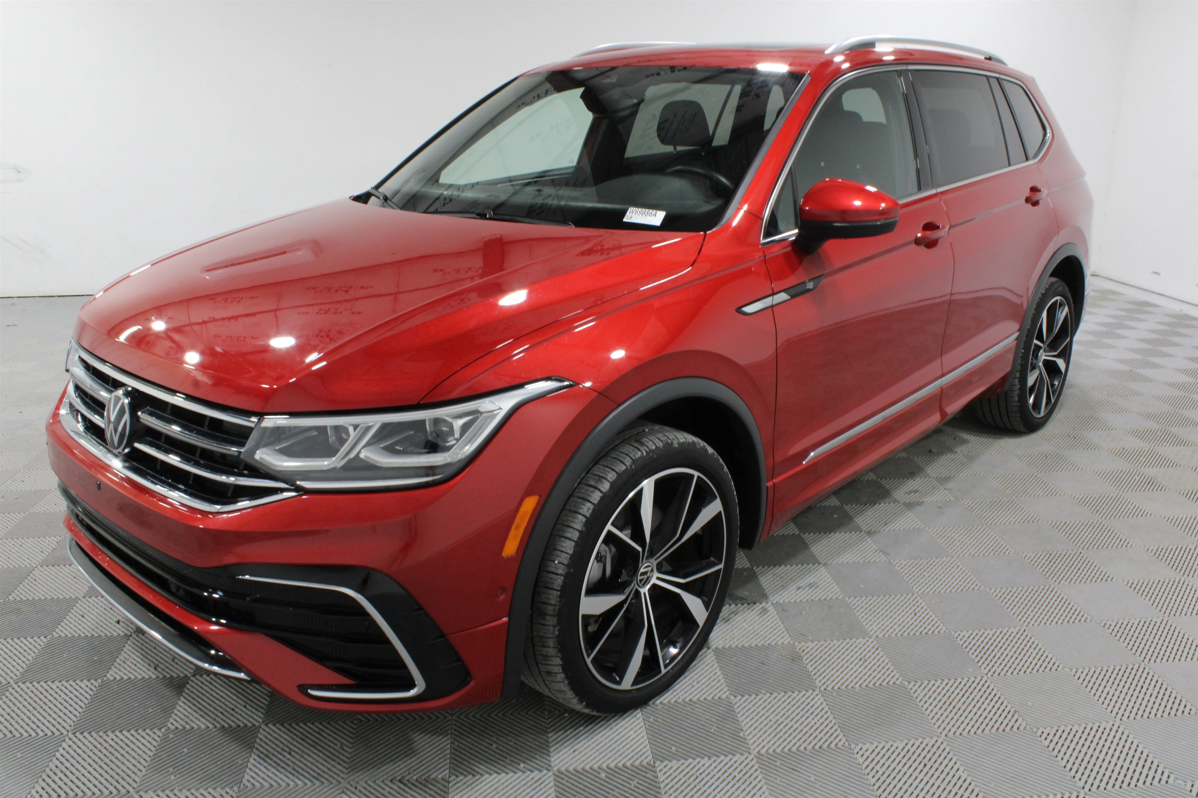Used 2024 Kings Red Metallic Volkswagen SEL R-Line image 31