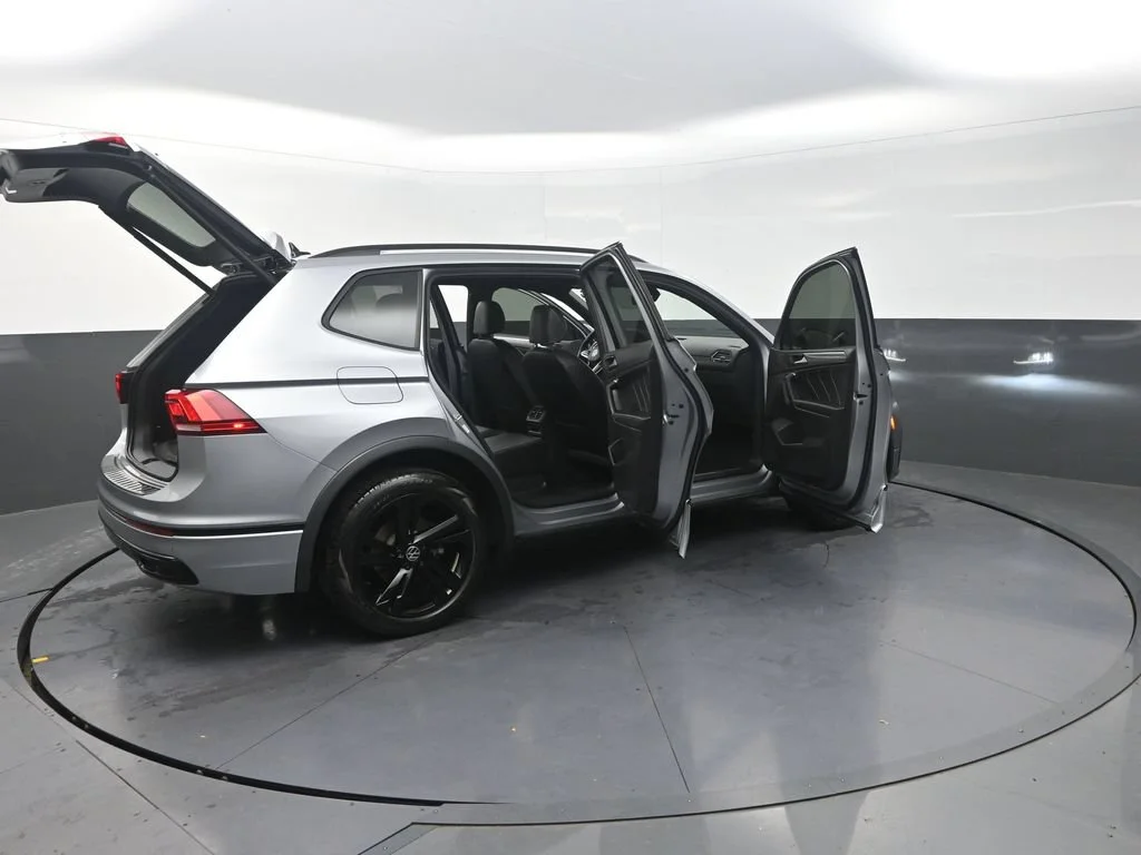 Used 2024  Volkswagen 2.0T SE R-Line Black image 37