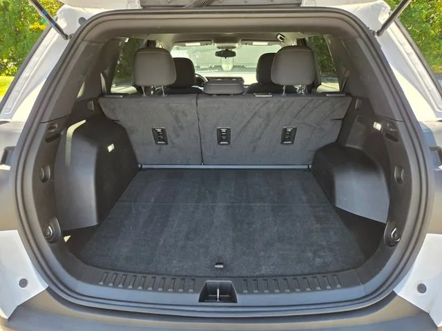 Used 2025 White GMC Elevation image 19