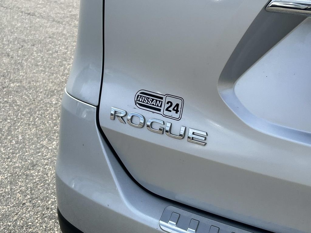 Used 2015 Silver Nissan SV image 13