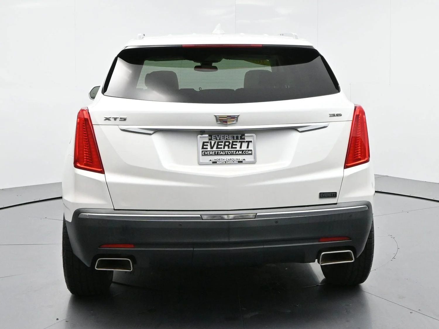 Used 2017 CRYSTAL WHITE TRICOAT Cadillac Luxury FWD image 6