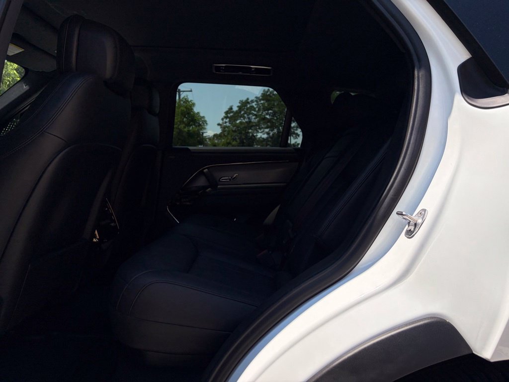 Used 2023 White Land Rover SE image 15