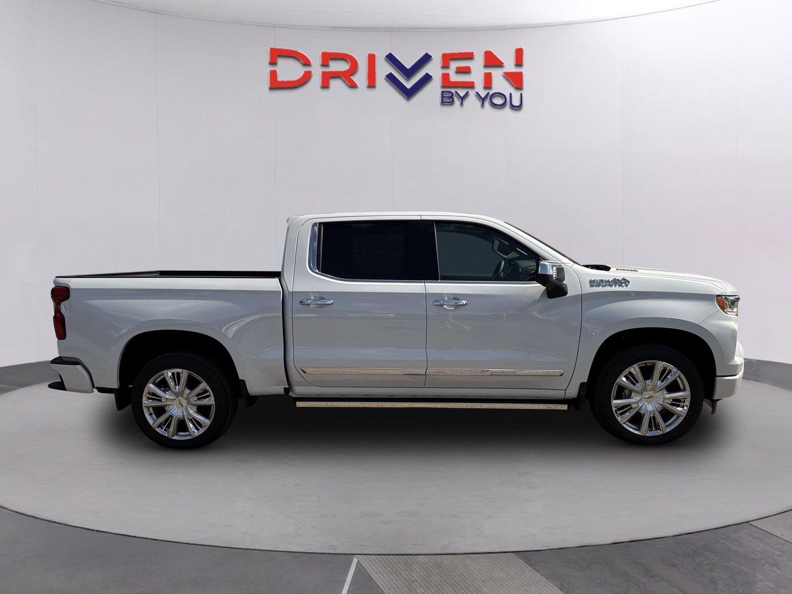 New 2026 Polar White Tricoat Chevrolet High Country image 3