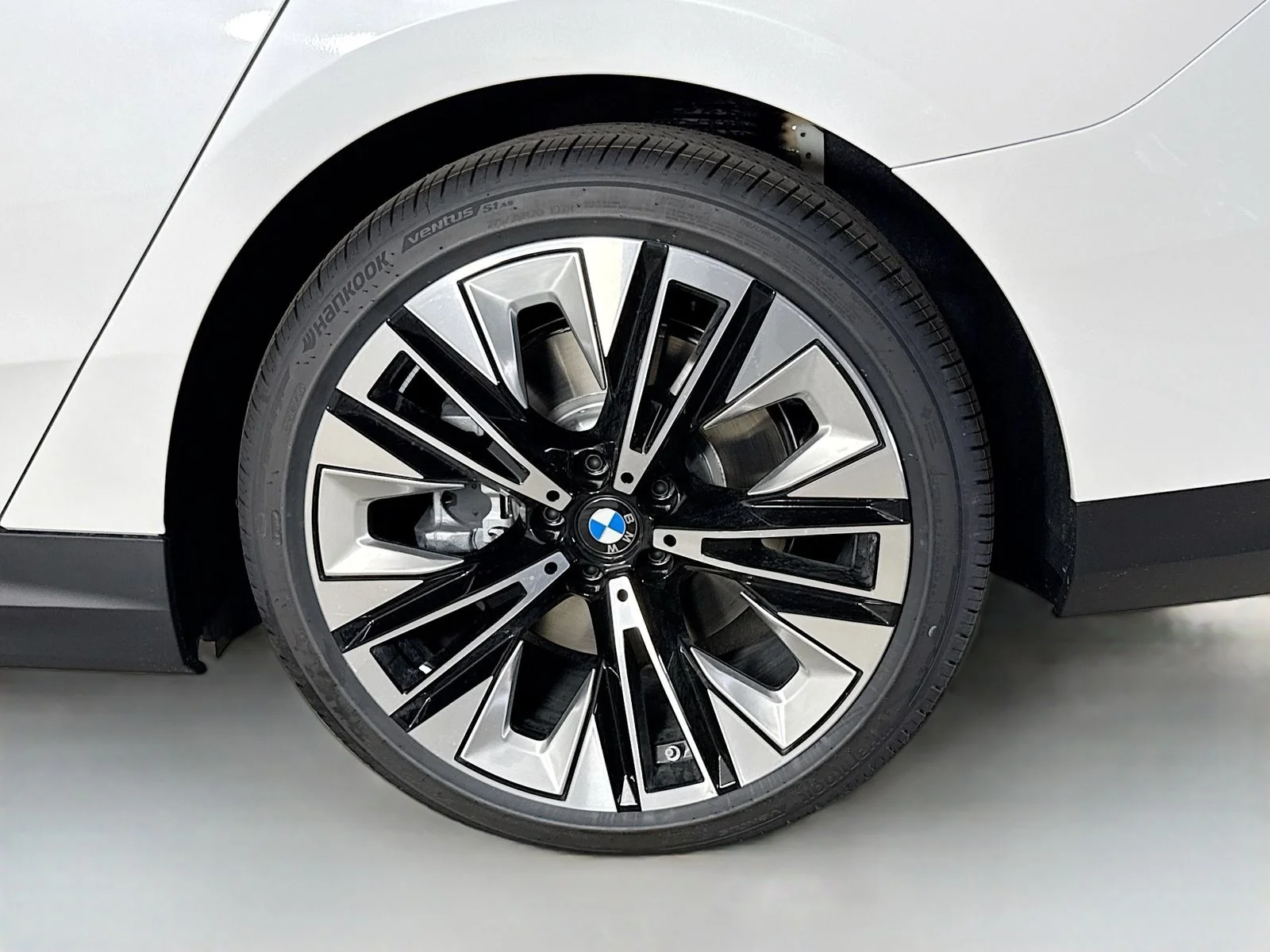 New 2026 Mineral White Metallic BMW eDrive40 image 33