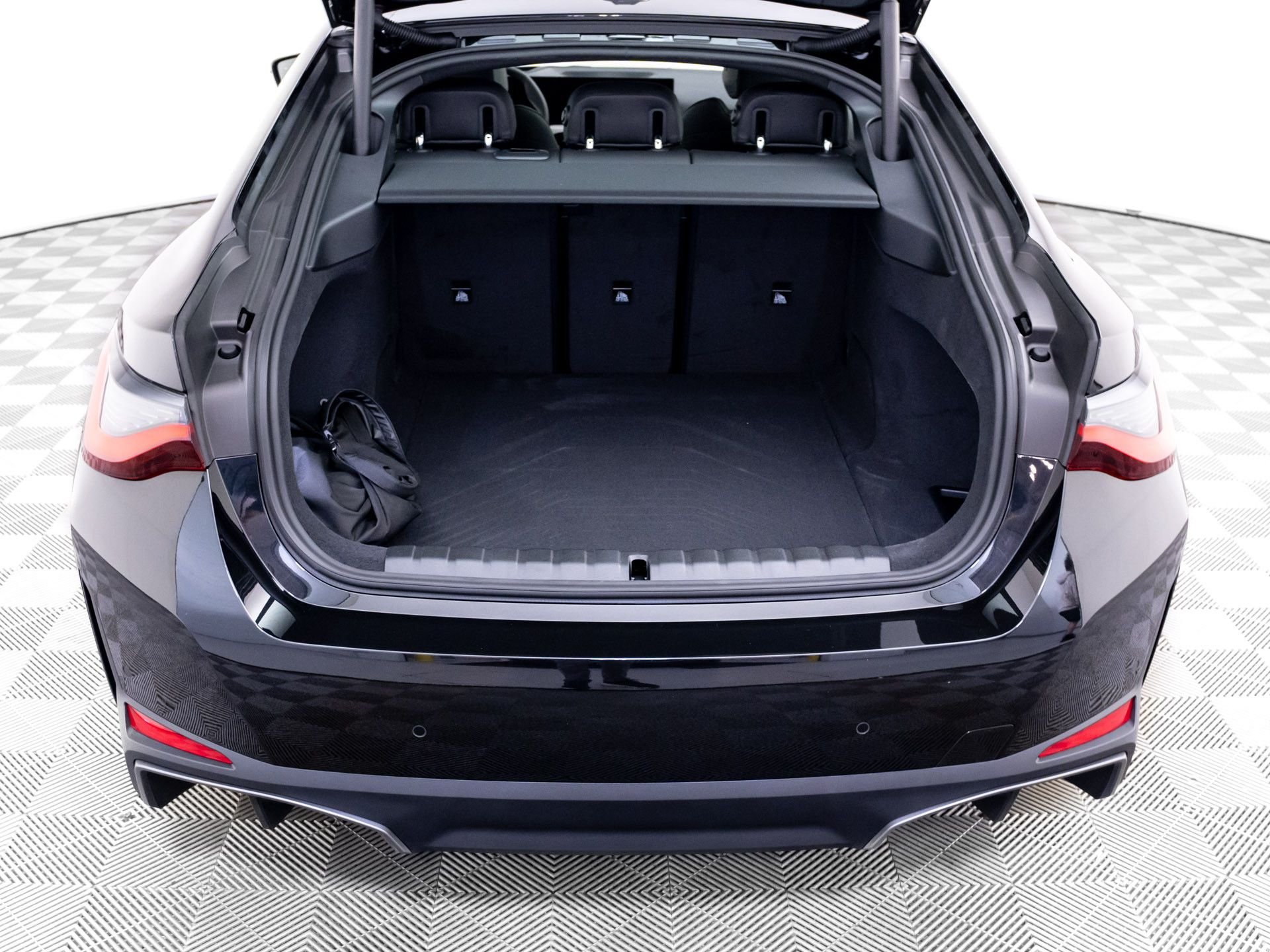 New 2026 Black Sapphire Metallic BMW xDrive40 image 32