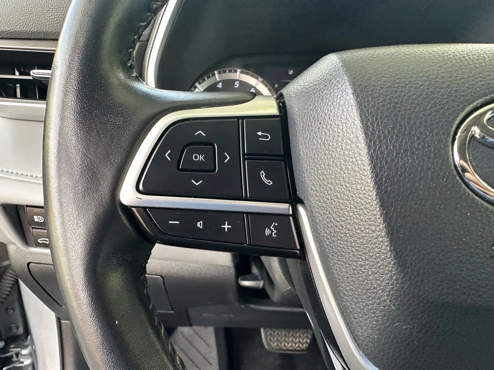 Used 2022  Toyota XLE image 18
