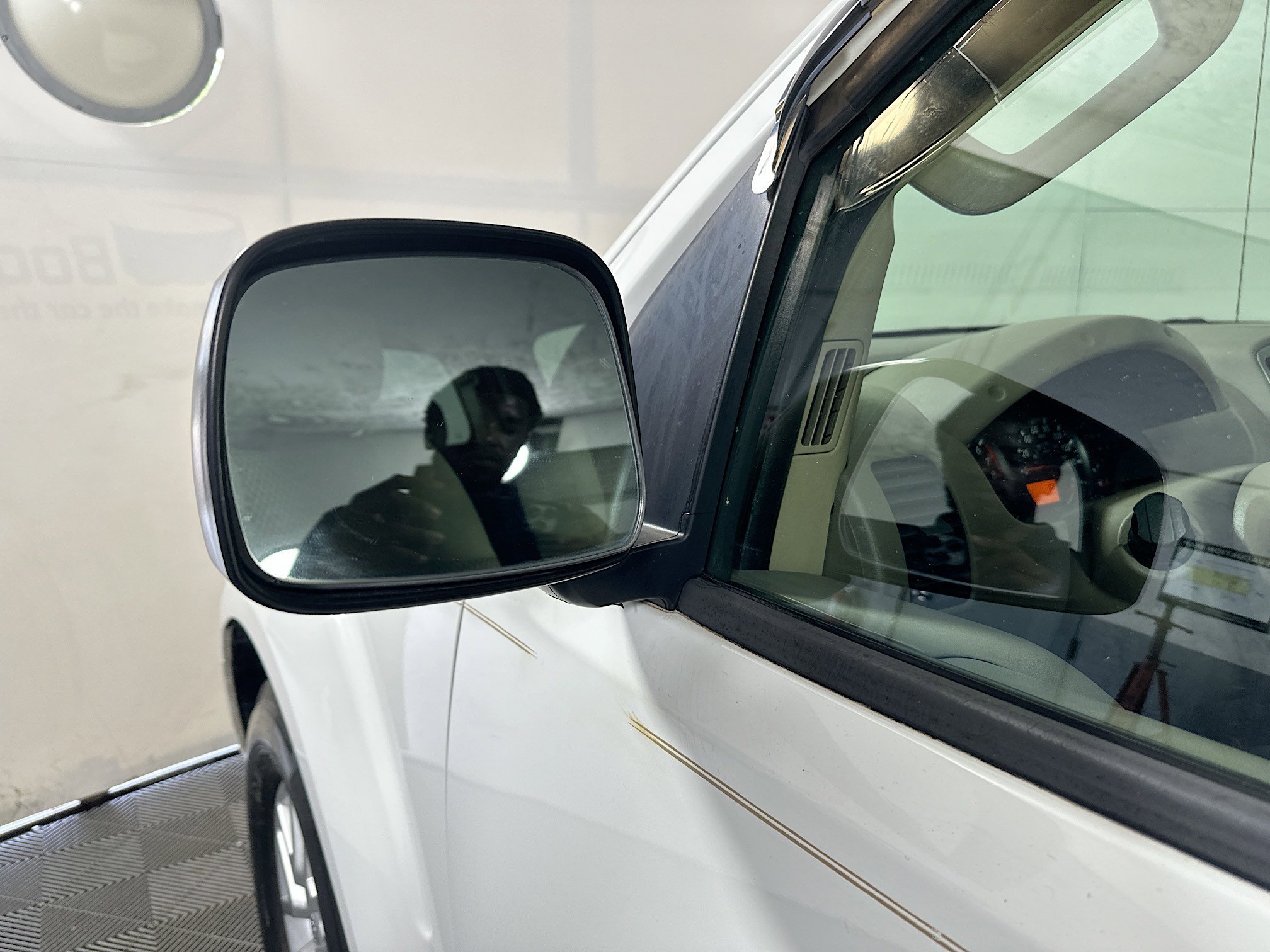 Used 2014 Glacier White Nissan SV image 10