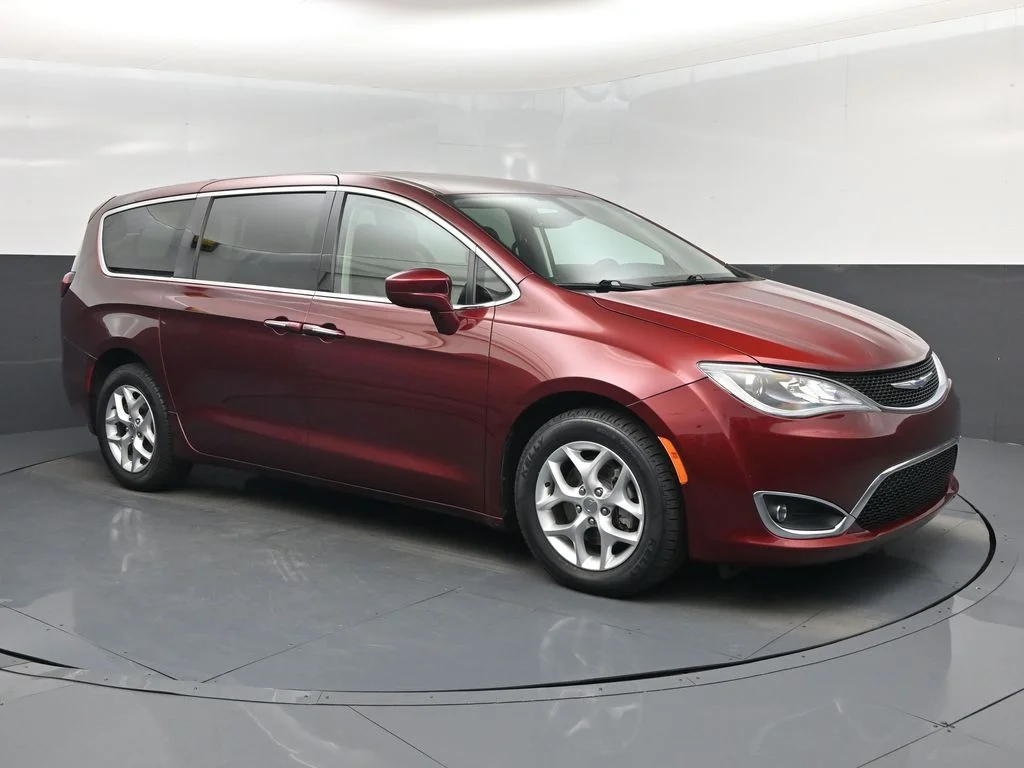 2020 Chrysler Pacifica Touring's photo