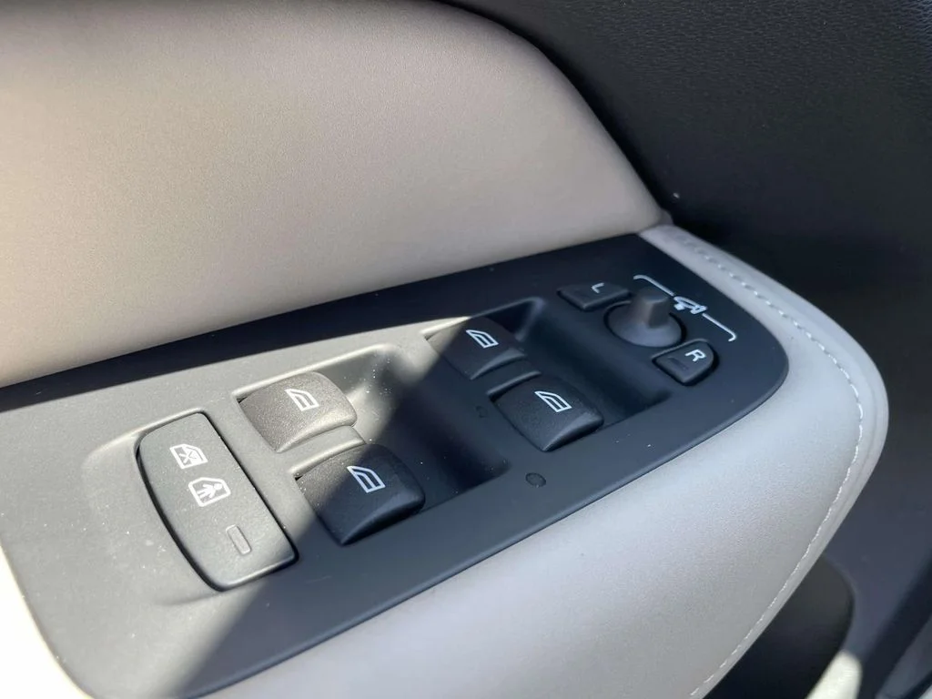 2026 Volvo XC60 Plus - Photo 33