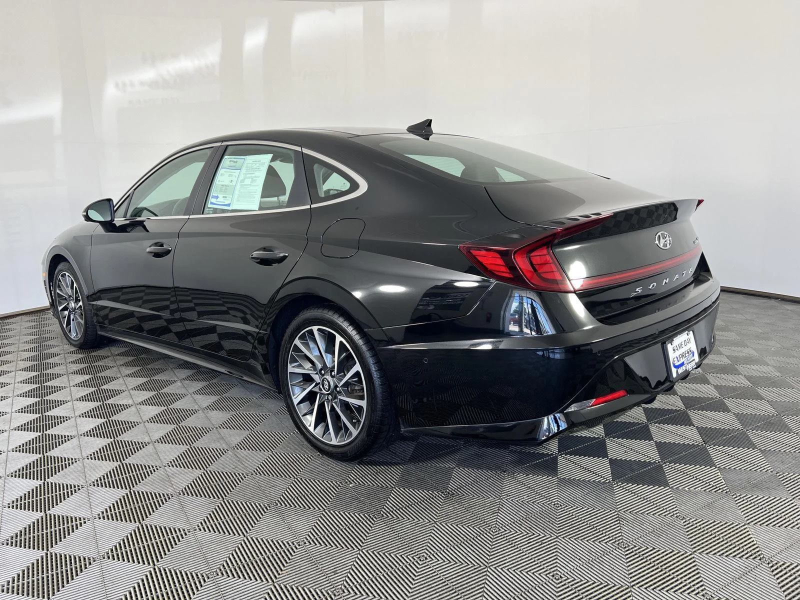 Used 2022 Phantom Black Hyundai Limited image 5