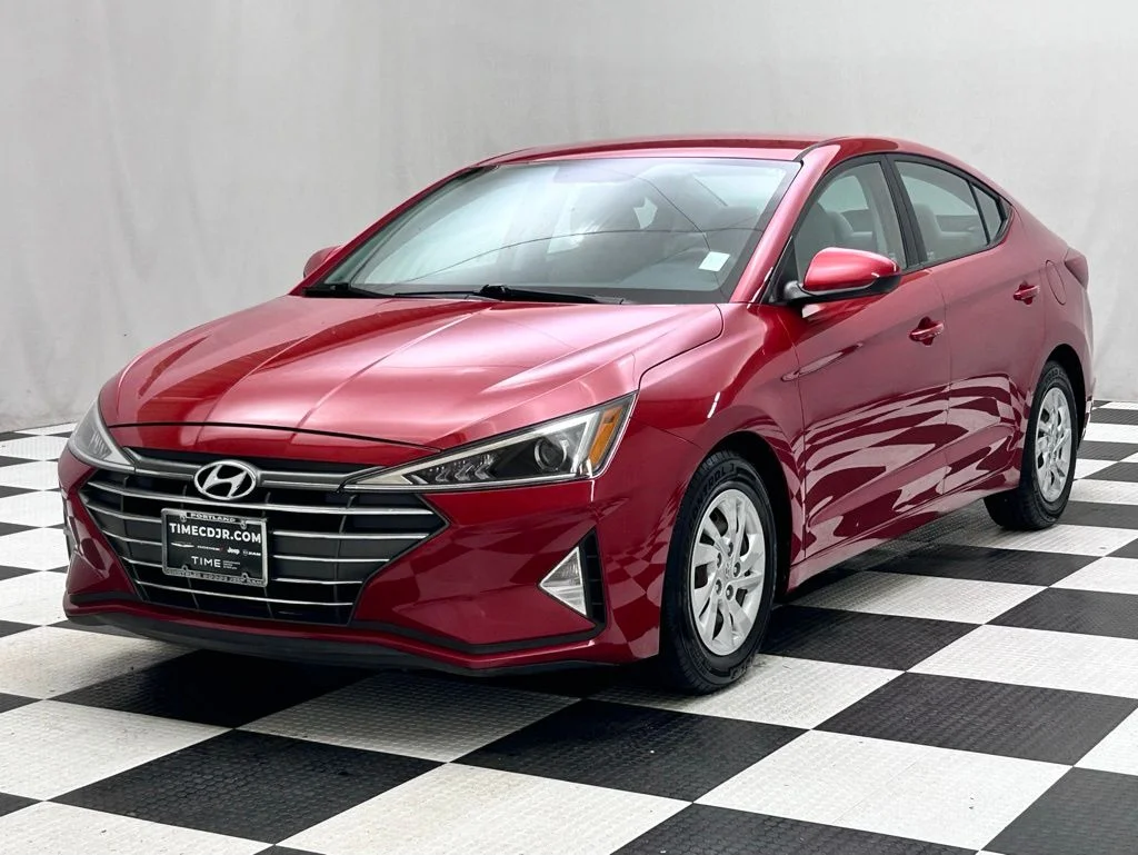 Used 2019 Red Hyundai SE image 4