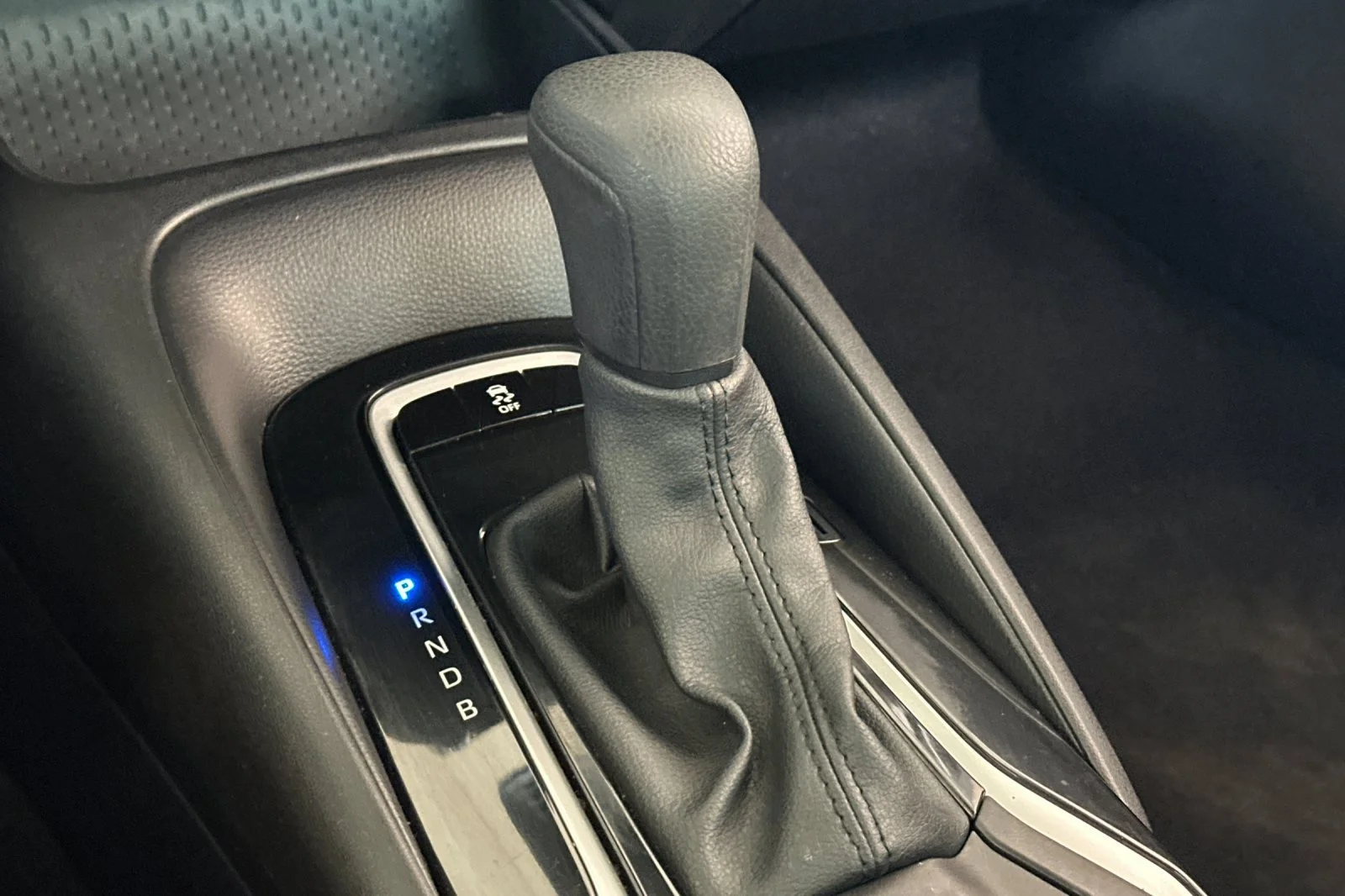 Used 2025 White Toyota LE image 20