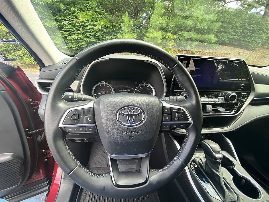 Used 2025 Ruby Flare Pearl Toyota XLE image 16